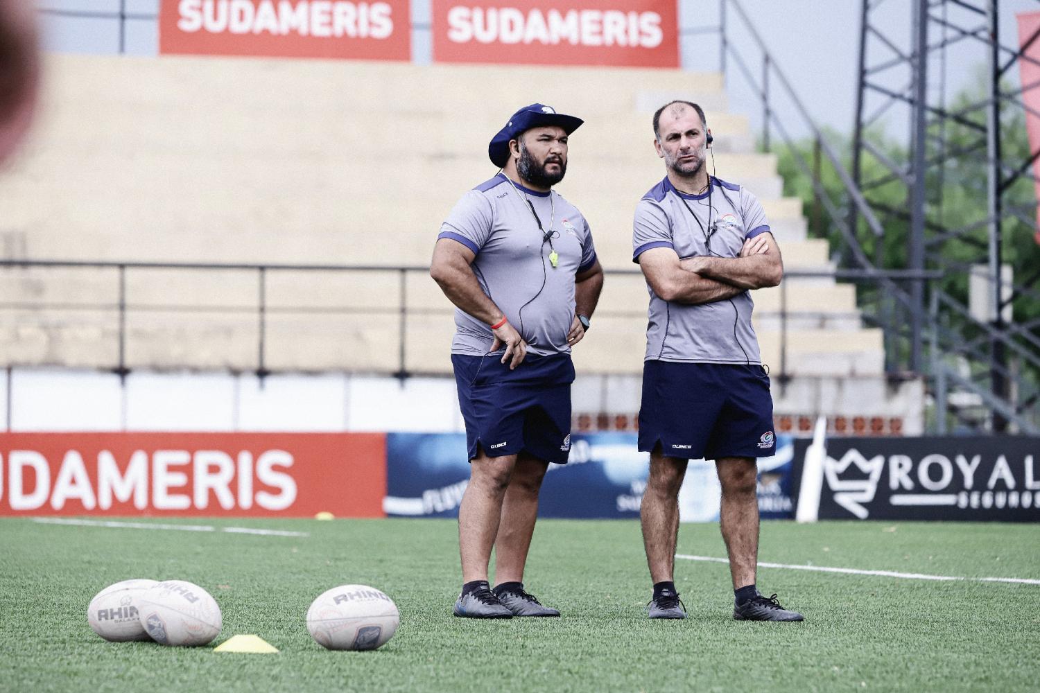 MUCHA EXPERIENCIA EN EL STAFF. Juan Ávila y Diego Ternavasio analizando el entrenamiento. Foto: Prensa Yacaré XV 