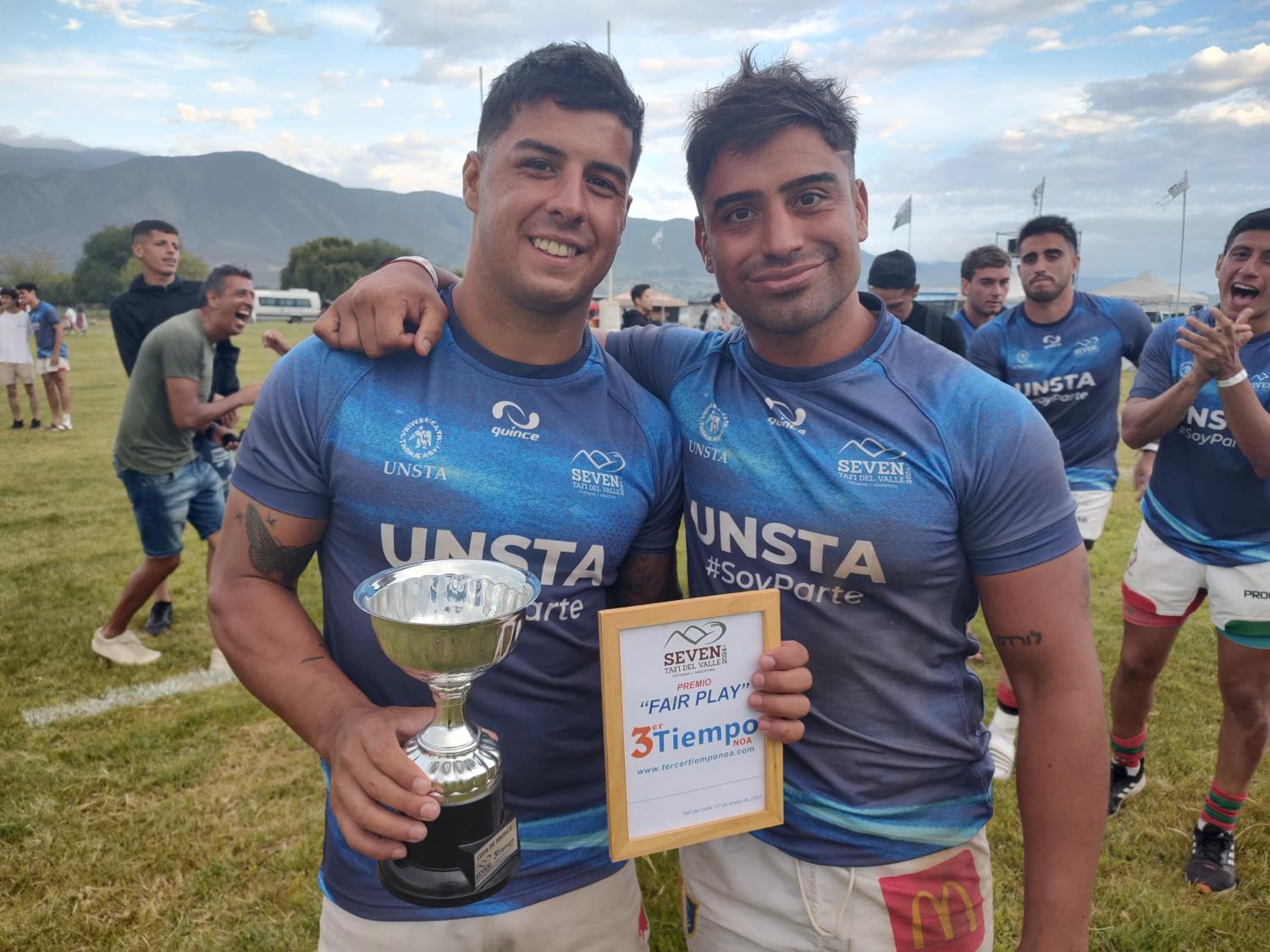 FELICES. Ramiro Gimenez y Cesar Rivadeneira posaron con los premios de Tercer Tiempo NOA.Foto: Tercer Tiempo Noa // Alvaro Jurao 