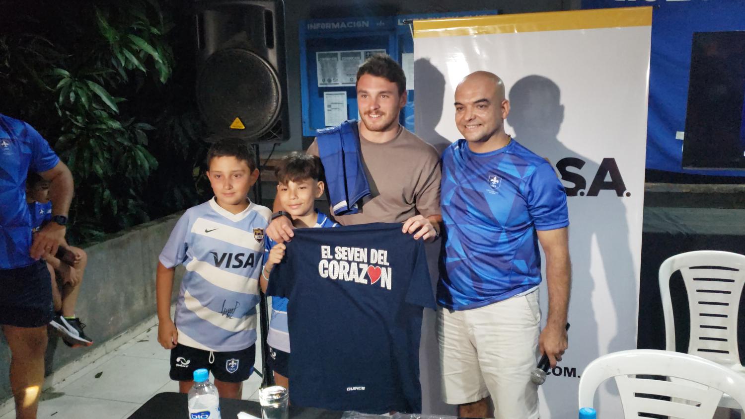 MATEO, UN PUMA DISTINGUIDO I. El club Liceo, a través de su presidente Hugo Quintana, le entregó la camiseta del club a Mateo Carreras. Foto: Tercer Tiempo NOA // Alvaro Jurao  