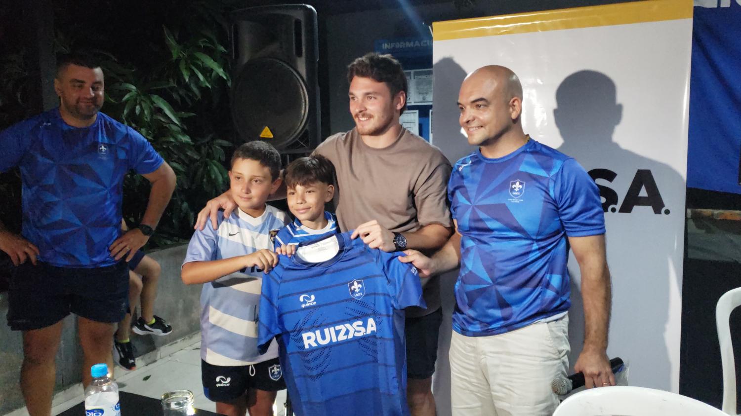 MATEO, UN PUMA DISTINGUIDO II. El club Liceo, a través de su presidente Hugo Quintana, le entregó la camiseta del club a Mateo Carreras. Foto: Tercer Tiempo NOA // Alvaro Jurao  