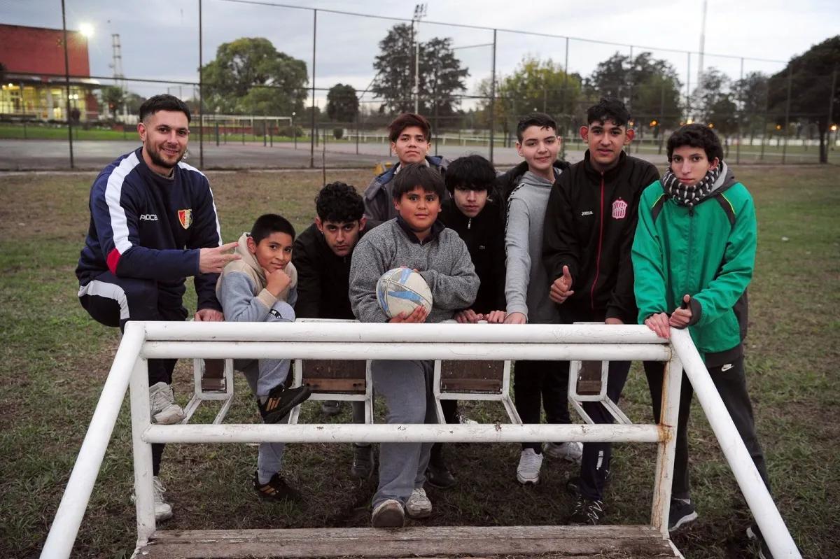 EN LAWN TENNIS. Los niños y jóvenes asisten dos veces por semana para tener entrenamientos y amistosos Foto: Diego Aráoz (La Gaceta). 